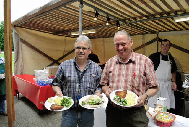 Leckere Fischteller prsentieren (von ...s Jrgen Wolff und  Harald Gitzinger.   | Foto: axel drber