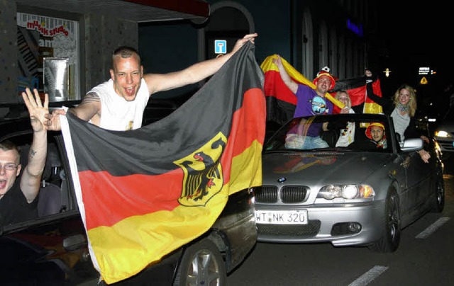 Ausgelassen feierten Fuballfans in Ba...en den Sieg der DFB-Elf in Sdafrika.   | Foto: susanne kanele