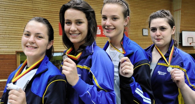 Die A-Jugend-Degenfechterinnen des SV ...e Arnautova mit ihren Silbermedaillen   | Foto: Bleyer
