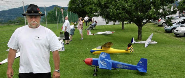 Michael Mller, Vorsitzender des Verei...ie startbereiten Segelfliegermodelle.   | Foto: hrvoje miloslavic