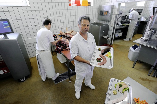 Silbermedaille fr die Salami: Metzger...t mit Hftlingen ausgezeichnete Wurst.  | Foto: ingo schneider