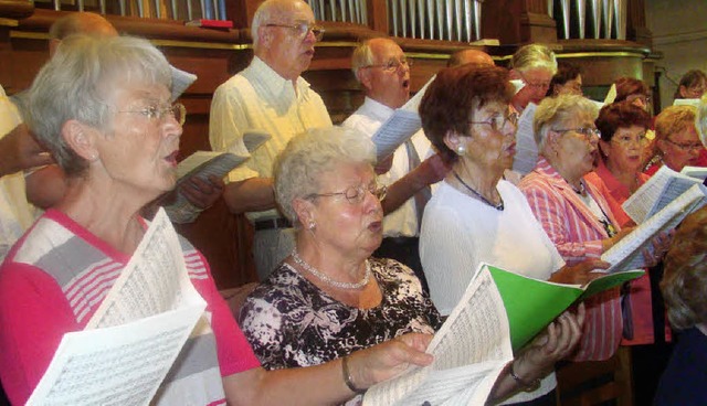 Die Sangesfreude haben sich die Snger...und Snger des  Kirchenchors erhalten.  | Foto: Ingrid Arndt