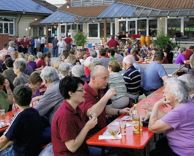 Das Platzkonzert als gemtlicher Hock ...g des Musikvereins auf den Schulhof.    | Foto: SENF