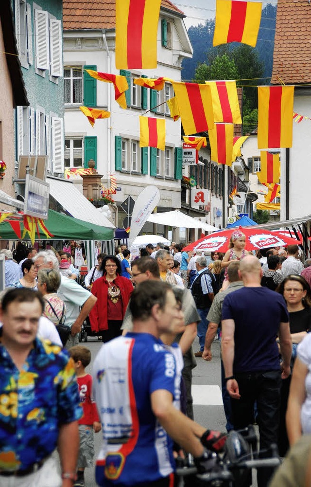 In ein &#8211; badisches &#8211; Fahnenmeer tauchte die Hauptstrae ab.  | Foto: Hannes Lauber