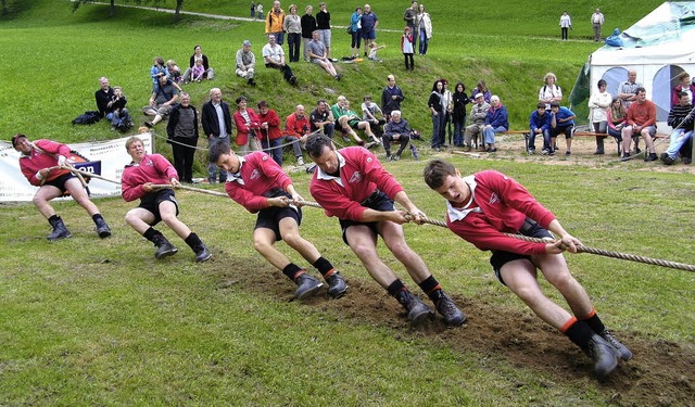 Bundesliga-Tauziehtag  in Wieden:  Bl...eren Teams am langen Seil verhungern.   | Foto: Florian Rmmele