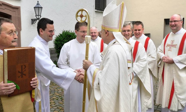 Erzbischof  Robert Zollitsch begrte ...ts) vor dem Villinger Mnsterzentrum.   | Foto: Martin Disch