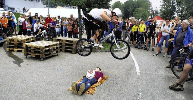 Mit akrobatischen Tricks verblfften d...am Rande des Waldhaus Bike-Marathons.   | Foto: Bingold
