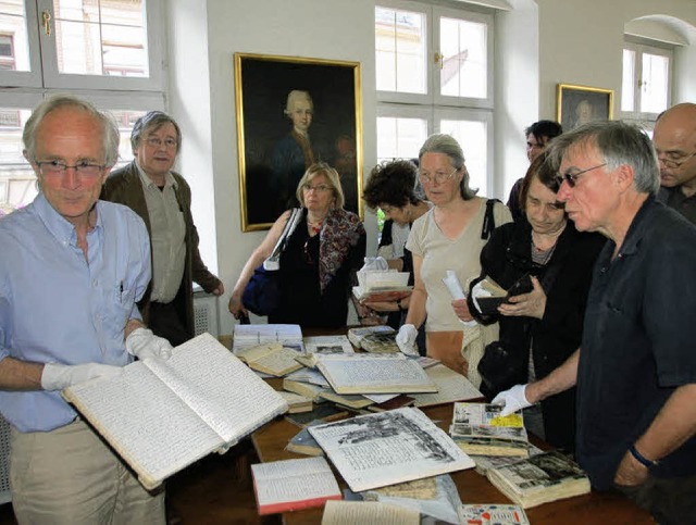 Friedrich Kupsch (links) zeigte den G...esondere Schtze des Tagebucharchivs.   | Foto: Gerhard Walser