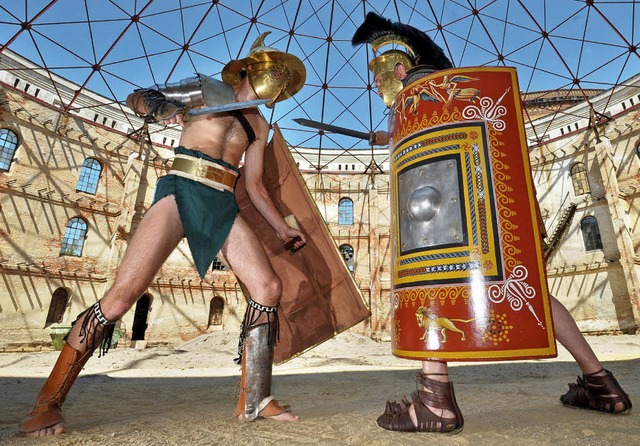 Zwei Gladiatoren kmpfen &#8211; hier ...te der Sieger einst den Unterlegenen.   | Foto: dpa