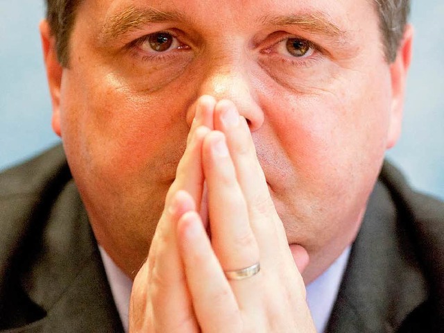 Was wird? CDU-Ministerprsident Stefan...t mit Sorge auf die Landtagswahl 2011.  | Foto: dpa