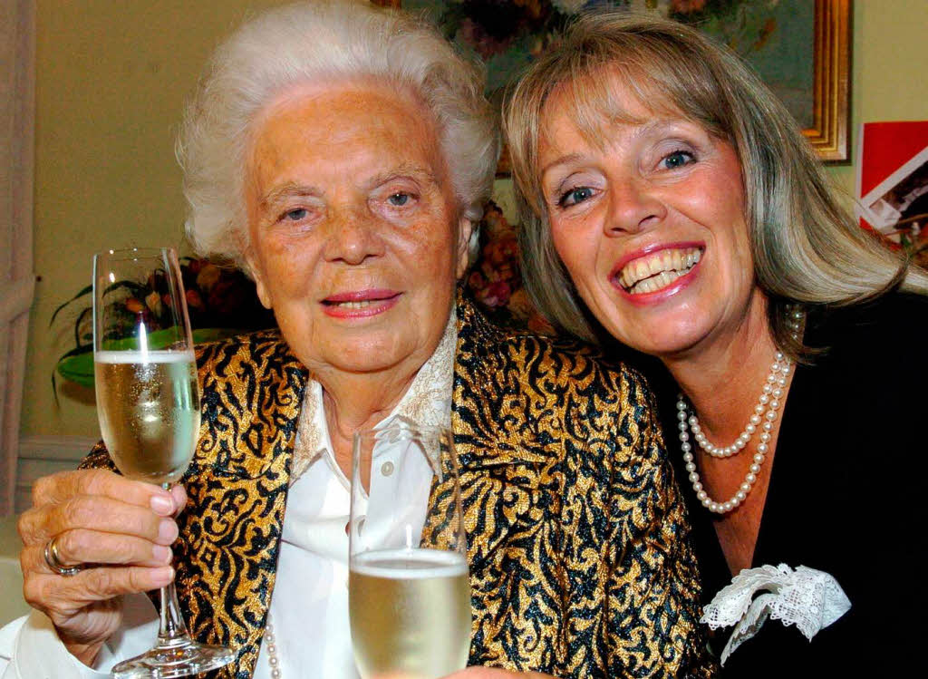 2004:  Heidi Kabel (l) und ihre Tochter Heidi Mahler lcheln bei der Feier zum 90. Geburtstag von Heidi Kabel