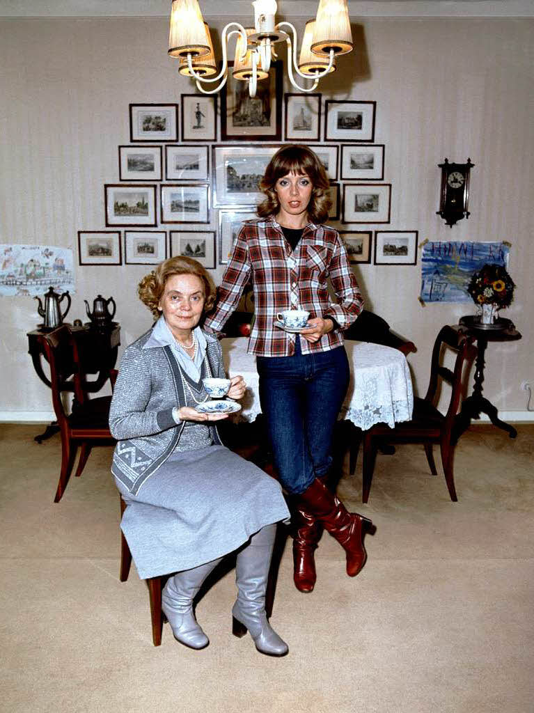 1976: Heidi Kabel (l) posiert zusammen mit ihrer Tochter, der Schauspielerin Heidi Mahler, bei einer Kaffeestunde in ihrem Haus in Hamburg.