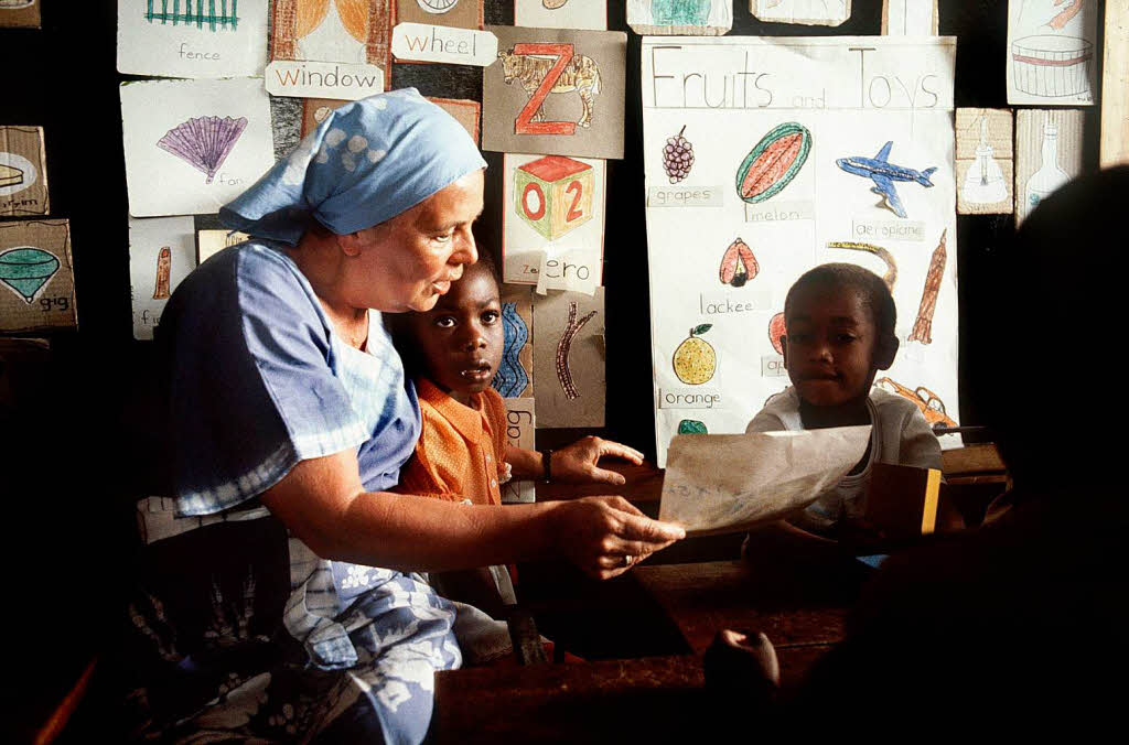1979: Heidi Kabel spricht mit Patenkindern in einer Schule in Kingston auf der Sdseeinsel Jamaika.