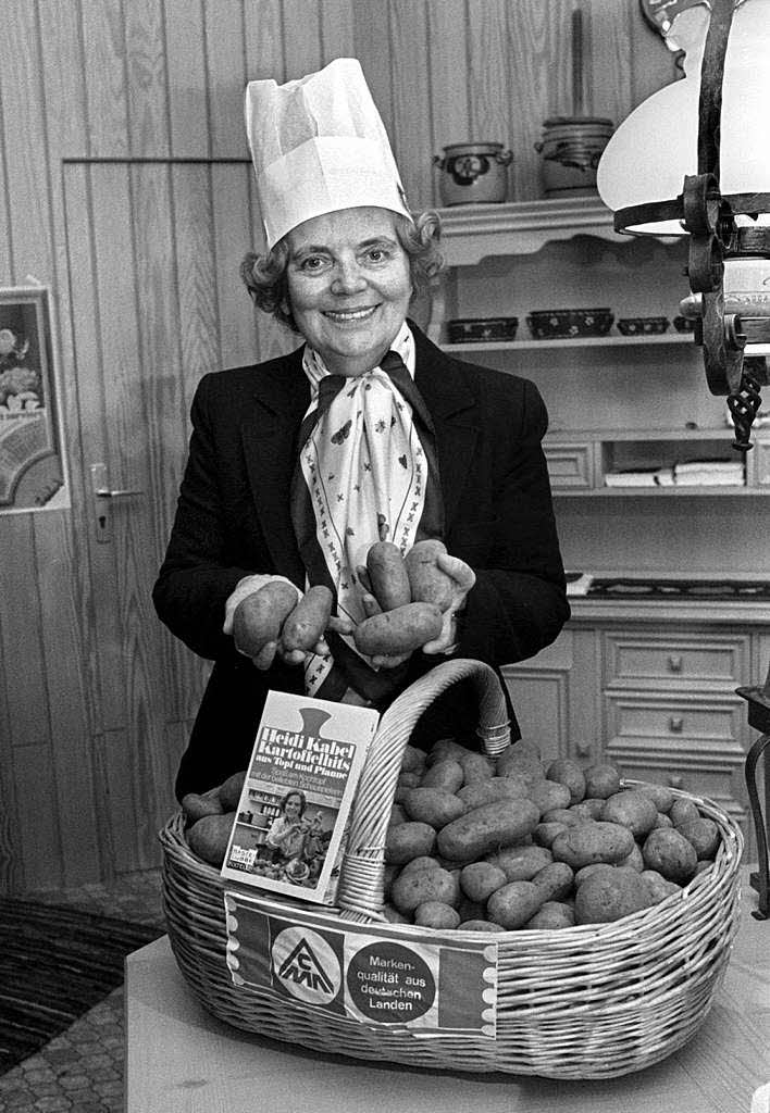 1979: Heidi Kabel prsentiert auf der Bundesgartenschau in Bonn ihr Kochbuch "Kartoffelhits aus Topf und Pfanne".
