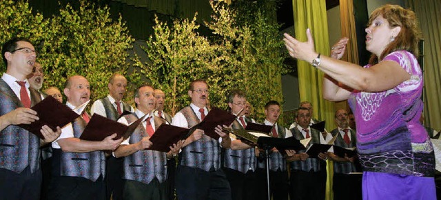 Hat ihren Chor im Griff: Maria Grigore... dem Liederkranz ein kleines Jubilum.  | Foto: Eberhard Kopp