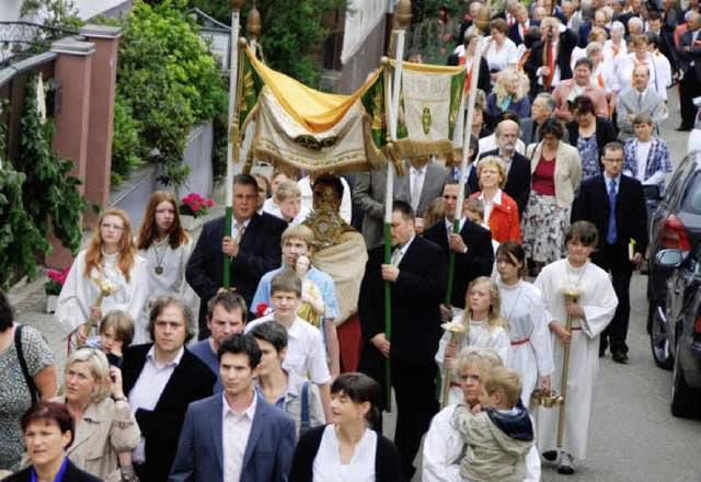 Die Glubigen beim Prozessionszug in Amoltern.  | Foto: Roland Vitt