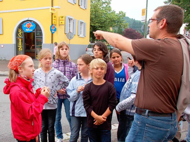 Gemeinsam mit den Schlerinnen und Sch...Burte-Strae vor dem Alten Rathaus an.  | Foto: Silke Kohlmann