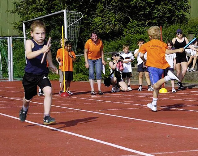 Die jngsten Leichtathleten legten sic...staffel fr ihre Mannschaft ins Zeug.   | Foto: Bernhard Seitz