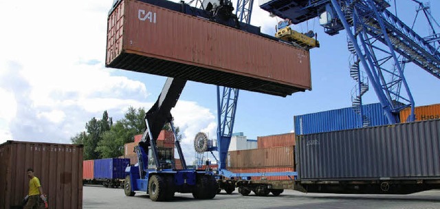 Der Umschlag im Container-Terminal hat...heinhafen aber noch nicht berwunden.   | Foto: Frey