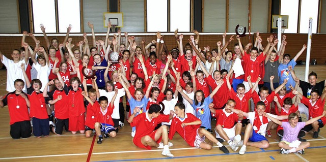 Alle Teilnehmer des Volleyballturniers...rinnen und Schler ein Unentschieden.   | Foto: privat