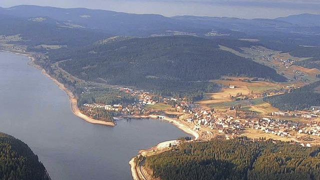 Auf dem  Ahaberg (Bildmitte),  zwische...rke besser vorstellen, als in Atdorf.   | Foto: Christa Maier