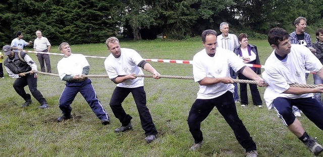 Beim  Tauziehen am Binzger Musikfest s...erger, Heiko Kpfer und Marco Keller.   | Foto: Peter Rosa