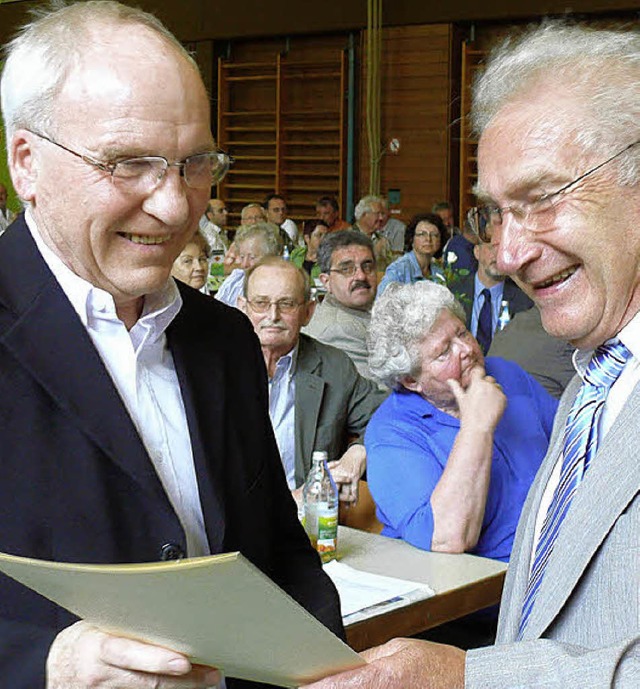Nikolaus Biestle (links) empfngt von ...  Dieterle das  Goldene Ehrenzeichen.   | Foto: ute aschendorf