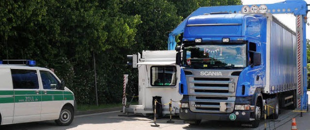 Vier mobile Lastwagen-Scanner setzten die Zollbehrden ein.   | Foto: BZ