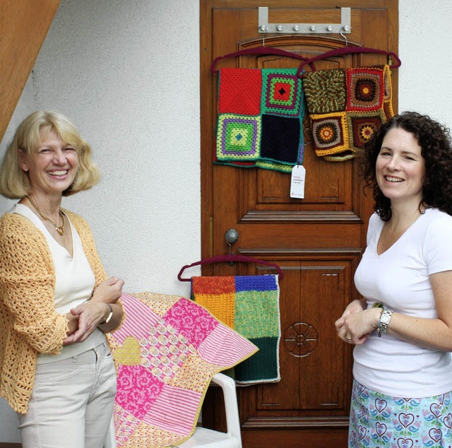 Ruth Weigel (links) von &#8222;Wollrau... als auch einzelne Quadrate entgegen.   | Foto: Gabriele Fssler
