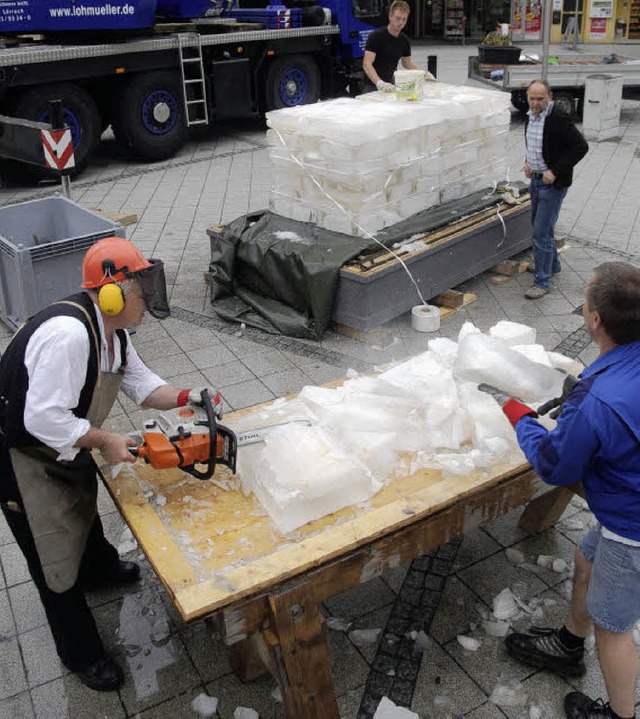 Mit der Motorsge werden die Eisblcke...lt, bevor das Fertighaus drber kommt.  | Foto: Peter Gerigk