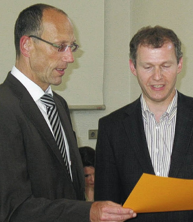 Martin Weissbrodt nahm Matthias Lebert...el fr das Amt eines Gemeinderats ab.   | Foto: stefan sahli