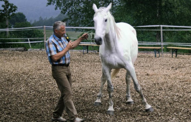 Eindrucksvoll prsentierte Coach Peter...munikation zwischen Mensch und Pferd.   | Foto: Luisa Denz