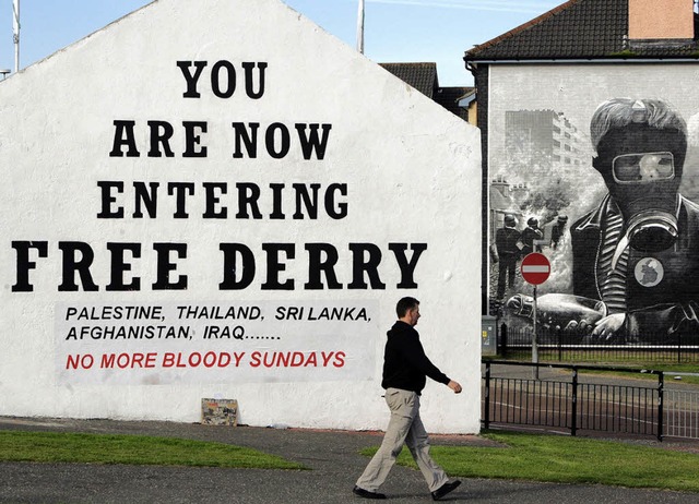 In Derry erinnern Wandzeichnungen an den Bloody Sunday.   | Foto: DPA