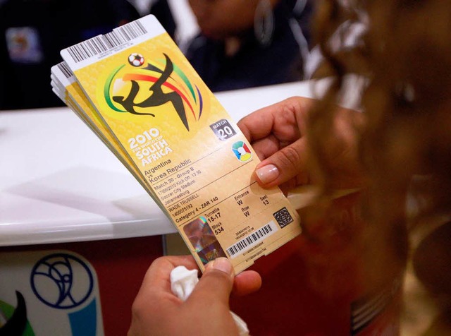 Ein weiblicher Fuballfan in Johannesb...l Argentinien gegen Korea in der Hand.  | Foto: dpa