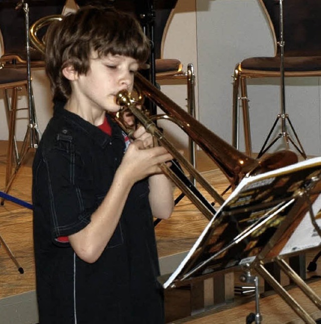 Der Jngste hat das grte Instrument: Adrian Renner spielt  Zugposaune.   | Foto: Albert greiner