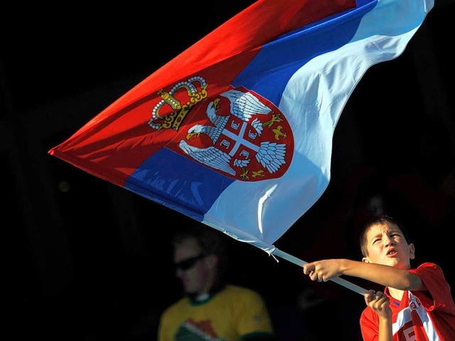 Rot-Blau-Wei: Ein erbischer Fans vor der WM-Partie gegen Ghana.  | Foto: dpa