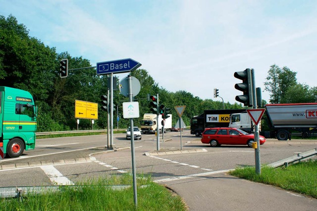 An der Autobahnanschlussstelle Teninge...n aus allen Richtungen Verkehrsstrme.  | Foto: hans-jrgen trul