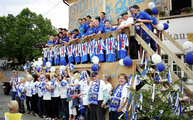 Komplett aus dem Huschen waren die Fa...Zweite von links unten) jubelten mit.   | Foto: Christa Maier