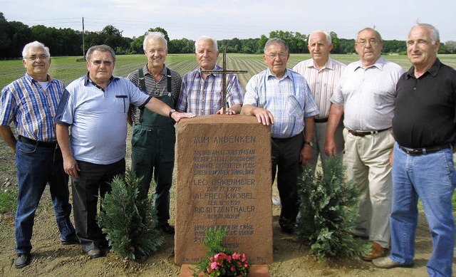 Sie haben den Gedenkstein renoviert: R... Zipfel und Josef Vonarb (von links).   | Foto: Otmar Faller