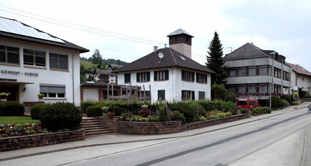 Lehrerwohnaus (Mitte), Rathaus (rechts...e sollen der neuen Dorfmitte weichen.   | Foto: christoph breithaupt