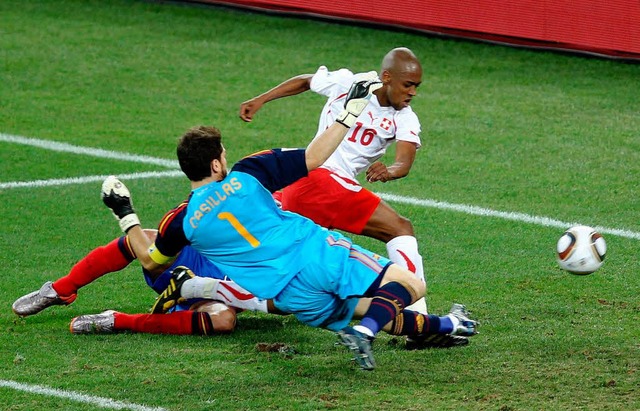 Fernandes macht das 1:0 fr die Schweiz  | Foto: dpa