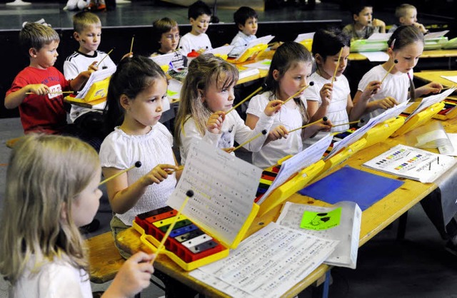 Von Glockenspiel bis Keyboard: Alle sind dabei im Grundschulorchester.  | Foto: Ingo Schneider