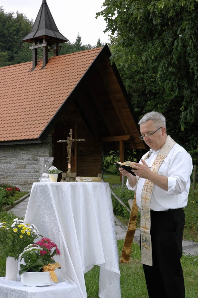 Vor der Kapelle  hielt Dekan Peter Berg die Andacht.   | Foto: Chymo