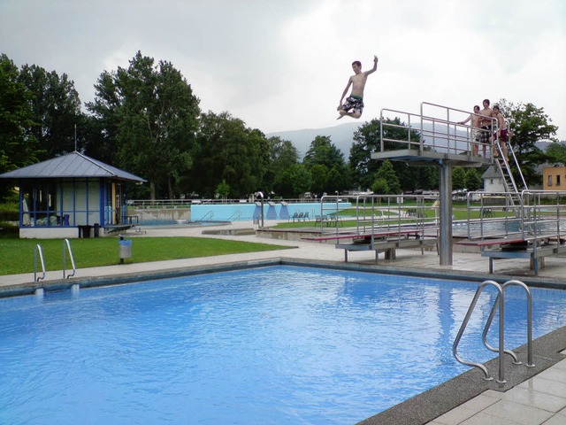 Wenn die Wolken tief hngen, macht man... lsst sich den  Spa nicht verderben.  | Foto: Jonathan Say