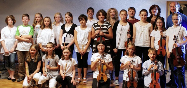 Die Musikschler untersttzten die Arb...inten rechts) auf ihre eigene Weise.    | Foto: Werner