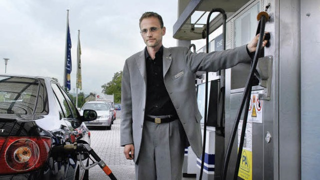Hansjrg Hirsch betankt ein Fahrzeug mit Autogas.  | Foto: Jannik Schall