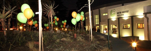 Luftballons fr eine neue Freiheit: das Goethe-Institut Sdafrika ohne Mauern   | Foto: hanna paton