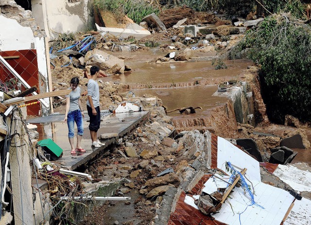 Anwohner des Arrondissements Draguigna... die Verwstung nach den Regenfllen.   | Foto: afp