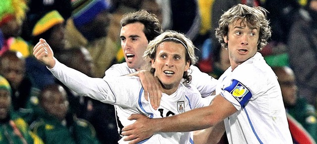 Diego Forlan (Mitte) jubelt: Nach sein...chtelfinale  fr Uruguay greifbar nahe  | Foto: dpa