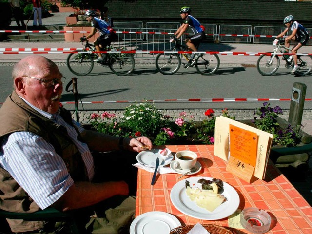 Whrend der  Rentner frh morgens in T...n hinter ihm  die Ultra Biker vorbei.   | Foto: Patrick Seeger (2)